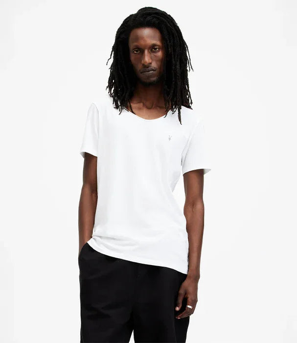 גבר לובש חולצת טי לבנה ומכנסיים שחורים, אופנה לגברים CHOZEN