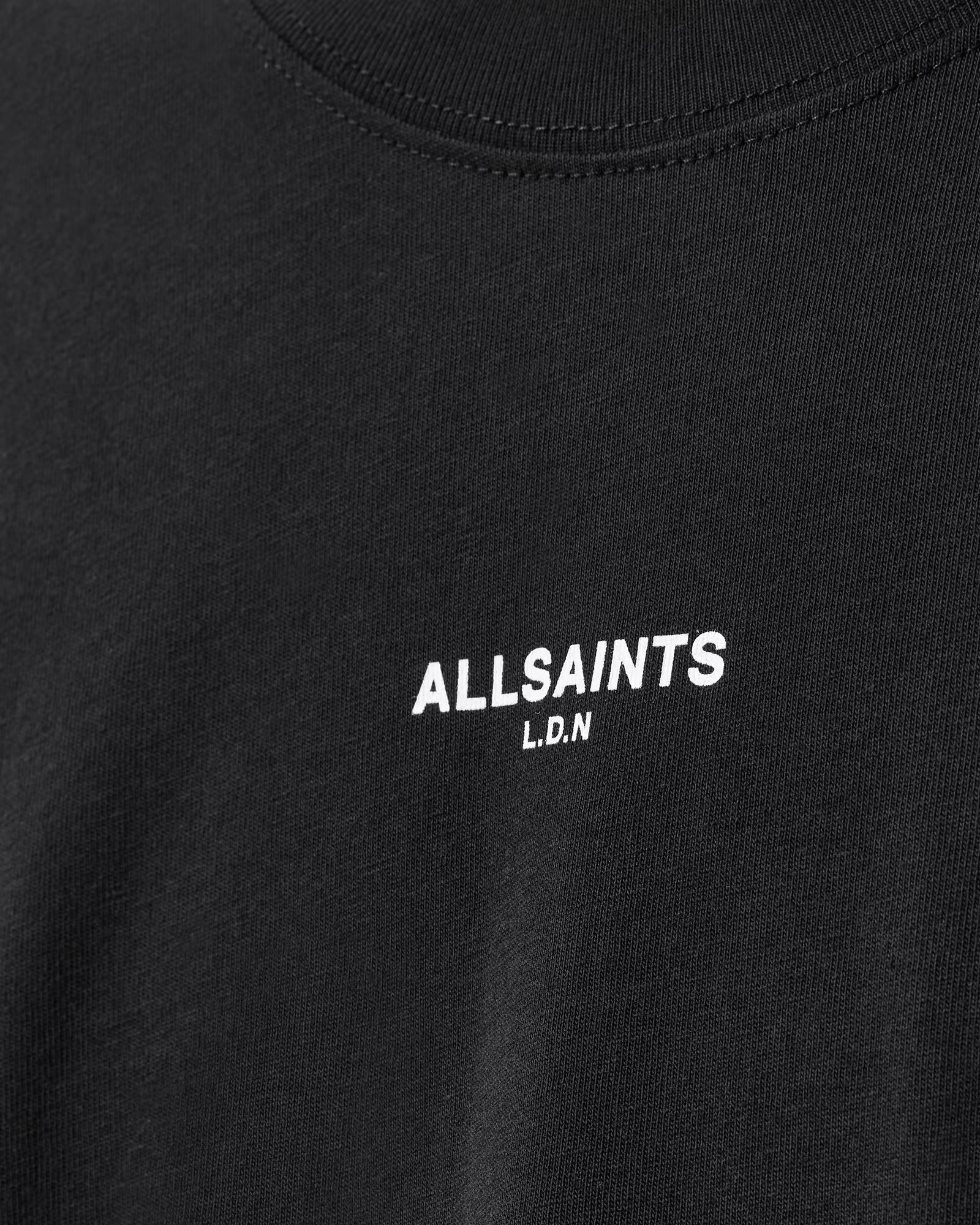 חולצת טי שחורה לגבר עם הדפס לוגו ALLSAINTS L.D.N בלבן על החזה
