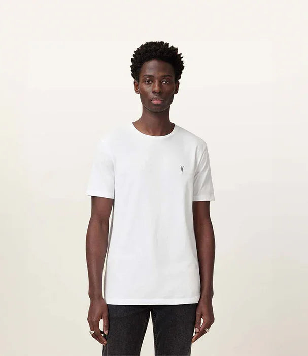 דוגמן לובש חולצת טי שירט לבנה של מותג CHOZEN, רקע בהיר, אופנה לגברים