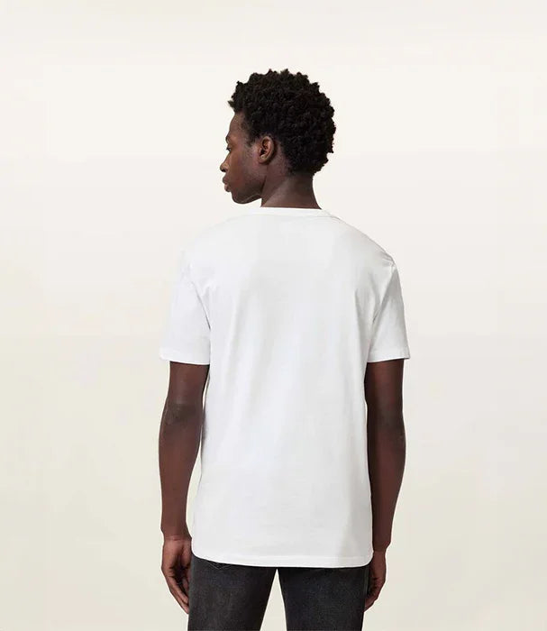 גבר לובש טי שירט לבנה קלאסית מבית CHOZEN, צילום בגב, רקע בהיר