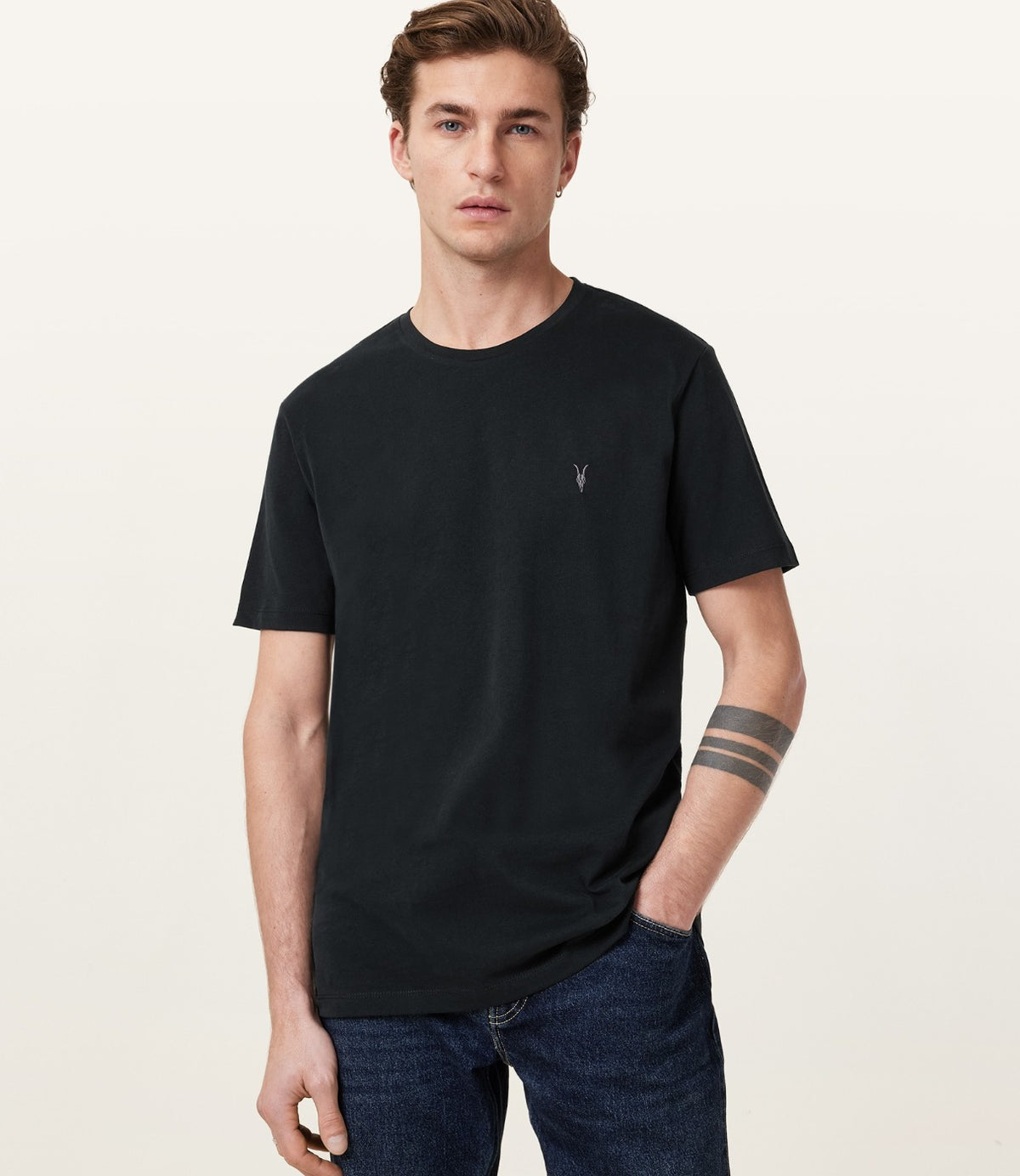 ALLSAINTS טי שירט קצרה בצבע שחור - CHOZEN