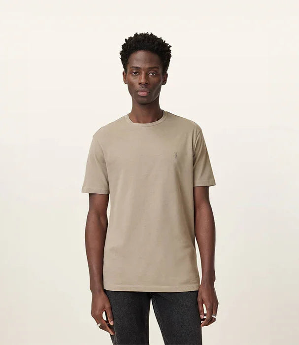 גבר לובש טי שרט בז' יוקרתית, אופנת גברים CHOZEN, תאורת סטודיו נקייה