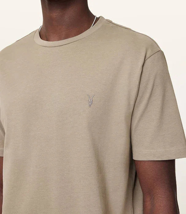 חולצת טי שירט בגוון בז' עם לוגו קטן, אופנת גברים CHOZEN קבוצה אלפא