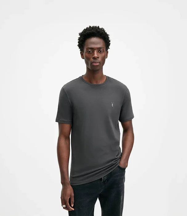 גבר לובש חולצת טי שרט אפורה מבית המותגים המובילים CHOZEN, רקע לבן, אופנת קיץ לגברים