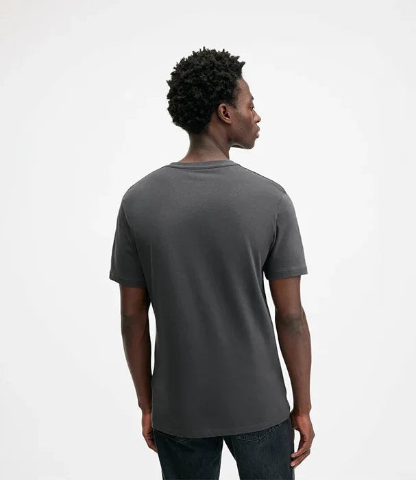 גבר לובש חולצת טי שחורה מבית CHOZEN, צילום גב על רקע לבן