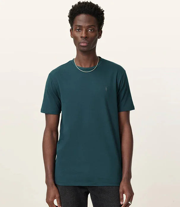 גבר לובש חולצת טי ירוקה קלאסית CHOZEN, אופנה עדכנית באתר קבוצת אלפא