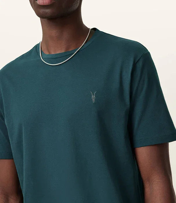 גבר בחולצת טי ירוקה עם לוגו, אופנה מבית CHOZEN, מותגים מובילים בקבוצת אלפא