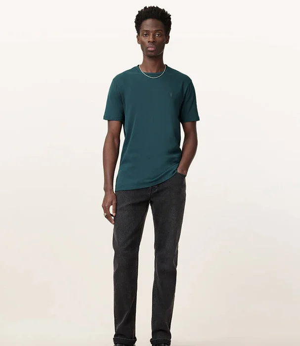 גבר לובש טי שירט ירוקה ומכנסי ג'ינס כהים, ביגוד אופנתי CHOZEN