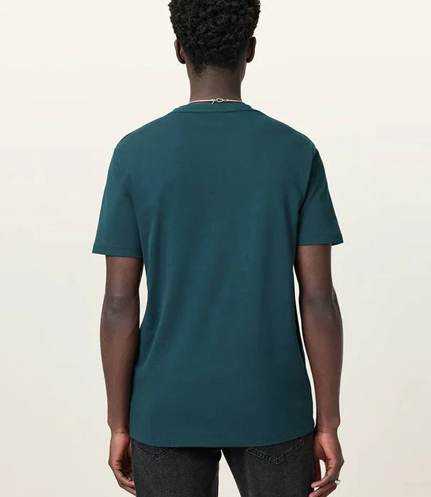 גבר לובש חולצת טי ירוקה קצרה של CHOZEN, צילום מאחור, אופנה מודרנית