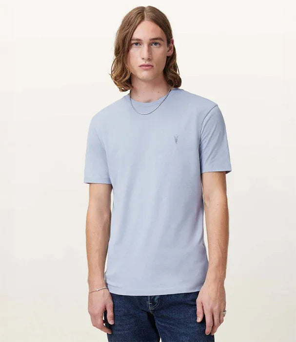 גבר לובש חולצת טי כחולה של מותג אופנה עדכני, צילום לקטלוג CHOZEN