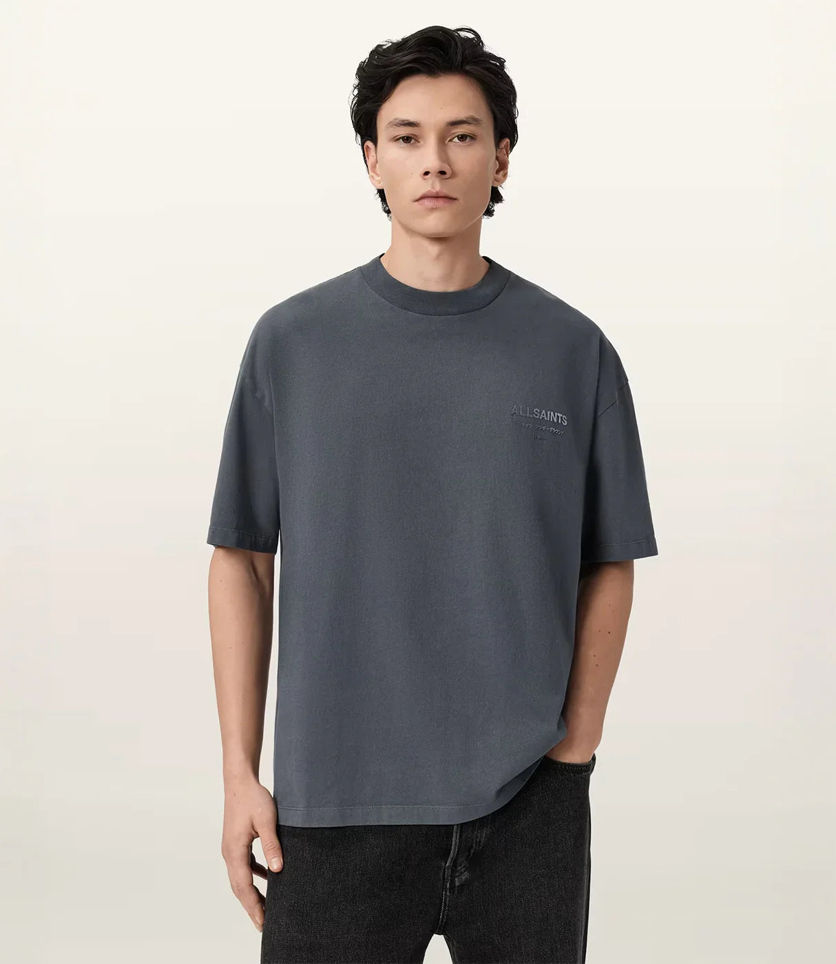 גבר לובש חולצת טי שירט אפורה עם שרוולים קצרים ולוגו קטן, אופנת גברים קז'ואל