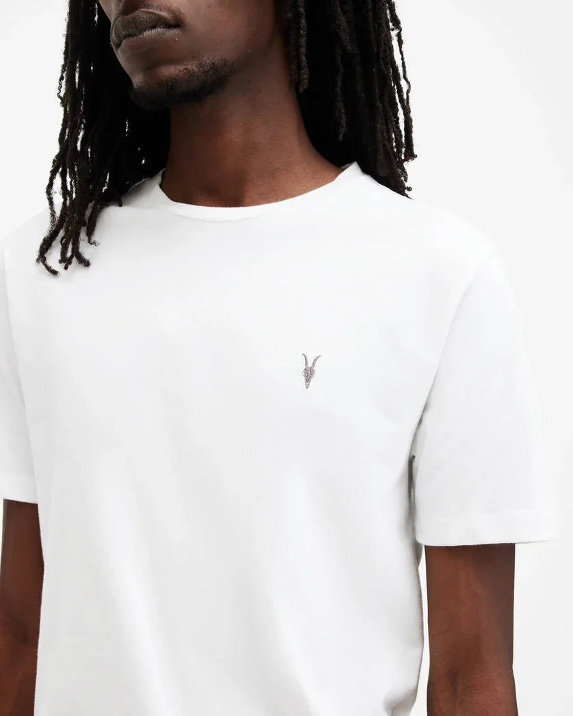 גבר לובש טי שירט לבנה עם רקמת לוגו עז, אופנה CHOZEN, קבוצת אלפא