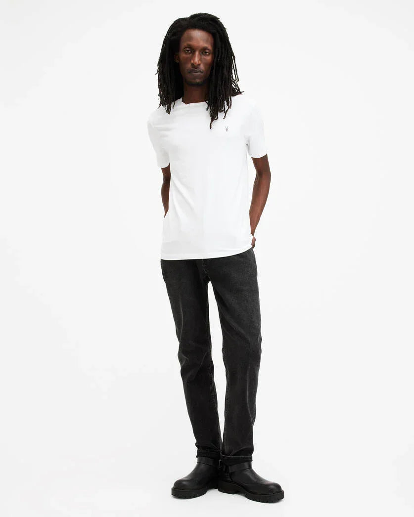 גבר לובש חולצת טי לבנה ומכנסיים כהים בסטייל אופנתי, צילום סטודיו ל-CHOZEN