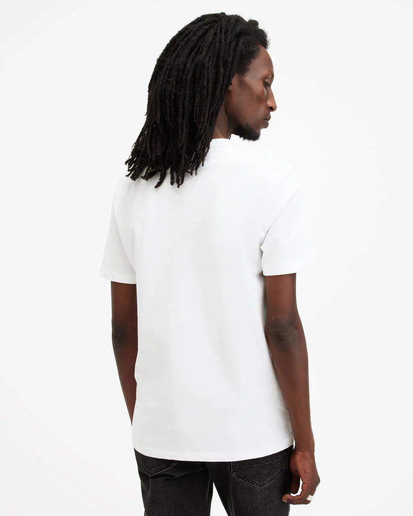 גבר עם שיער ראסטות לובש חולצת טי לבנה קלאסית מבית CHOZEN, צילום על רקע לבן