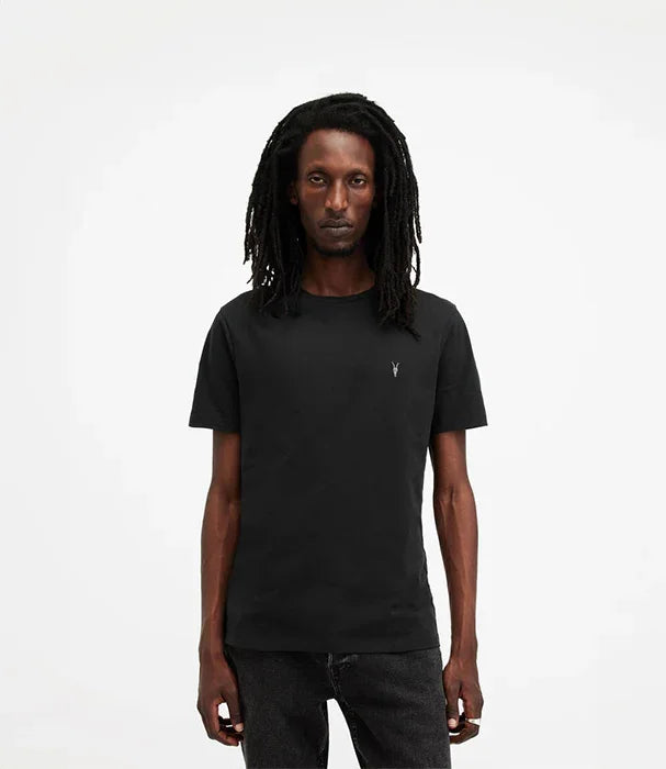 גבר לובש חולצת טי שירט שחורה אופנתית של מותג מוביל, צילום לקטלוג CHOZEN