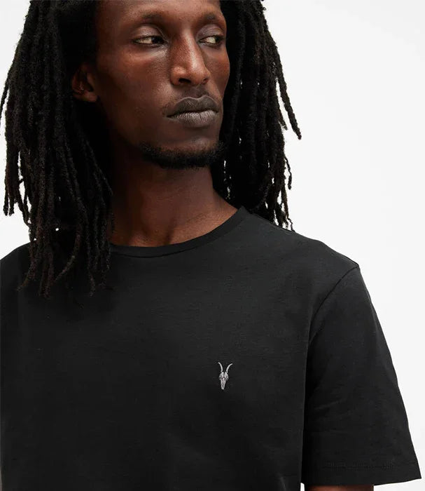 גבר לובש חולצת טי שחורה עם לוגו ראש אנטילופה, אופנה יוקרתית CHOZEN