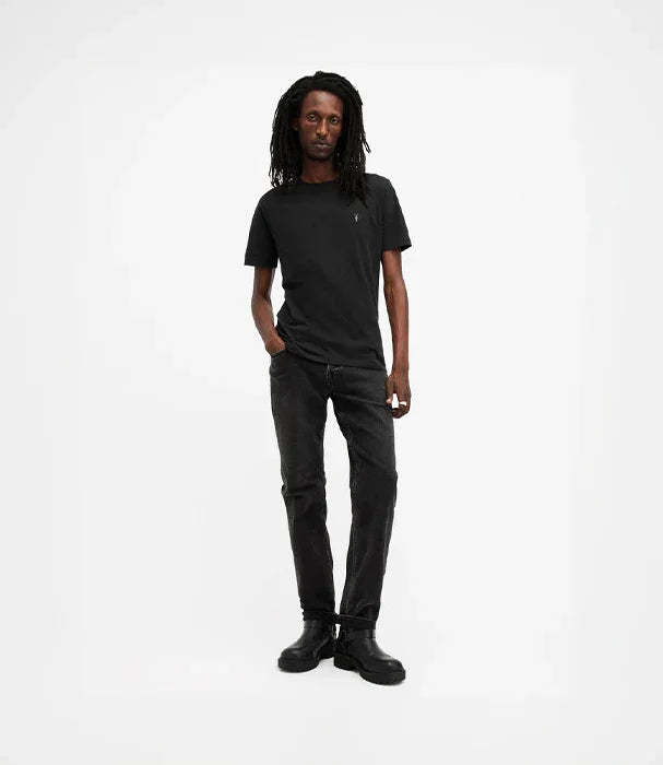 אדם עומד לבוש בחולצה מכנסיים ונעליים שחורים, אופנה לגבר CHOZEN