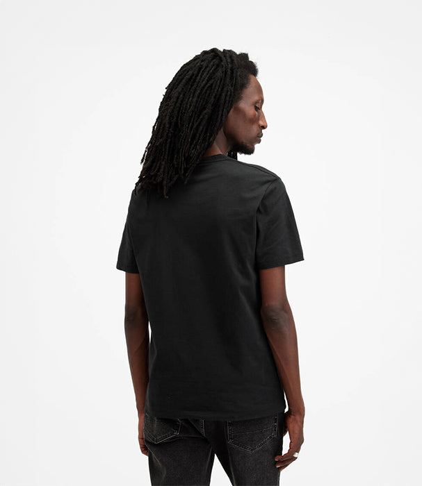 גבר עם שיער ראסטות לובש חולצת טי שחורה ומכנסי ג'ינס כהים, צילום גב, CHOZEN