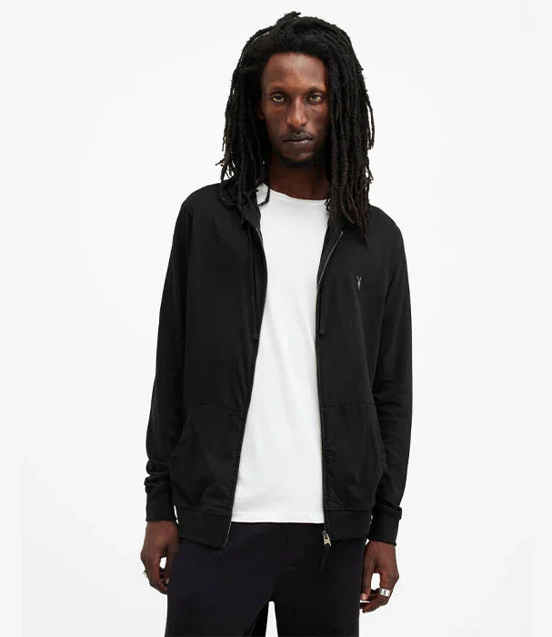 גבר עם שיער ראסטות לובש ג'קט שחור על חולצה לבנה, אופנה מודרנית באתר CHOZEN