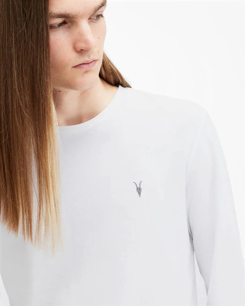 דוגמן לובש חולצת טי לבנה עם לוגו קטן של גולגולת עז, CHOZEN בגדי מותגים יוקרתיים