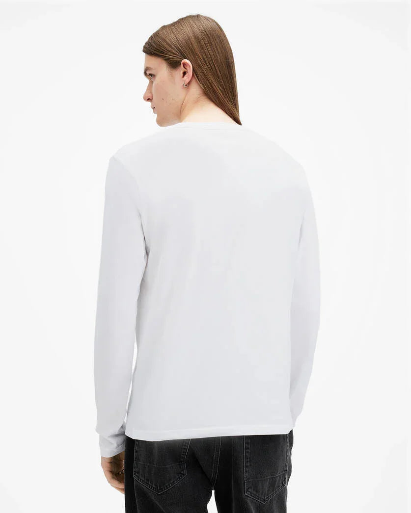 דוגמן לובש חולצת שרוול ארוך לבנה מבית CHOZEN, צילום גב על רקע לבן