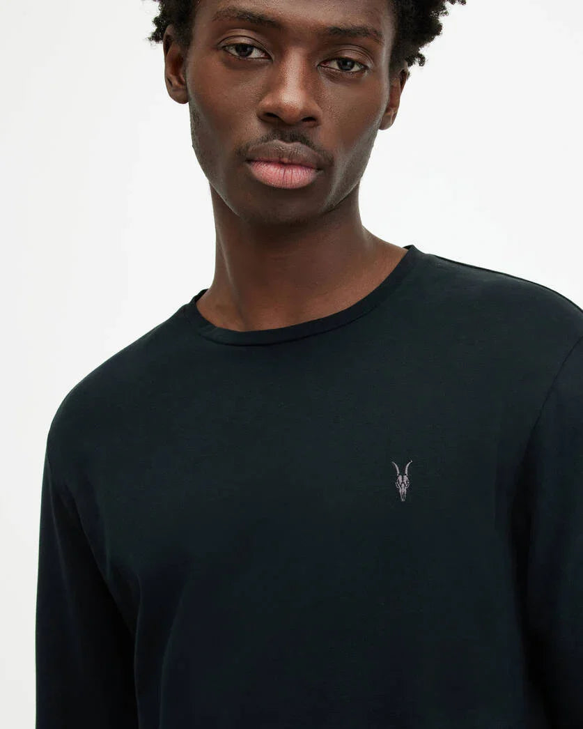 דוגמן לובש חולצת טי ארוכה בצבע שחור עם רקמת לוגו, אופנה יוקרתית CHOZEN