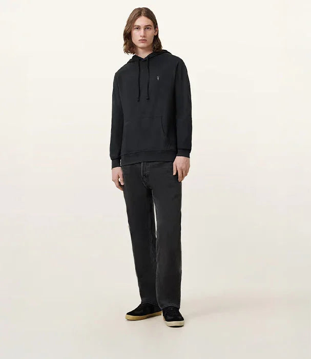 דוגמן לובש קפוצ׳ון שחור ומכנסי ג׳ינס כהים מבית CHOZEN, אופנה לגברים מותגים מובילים