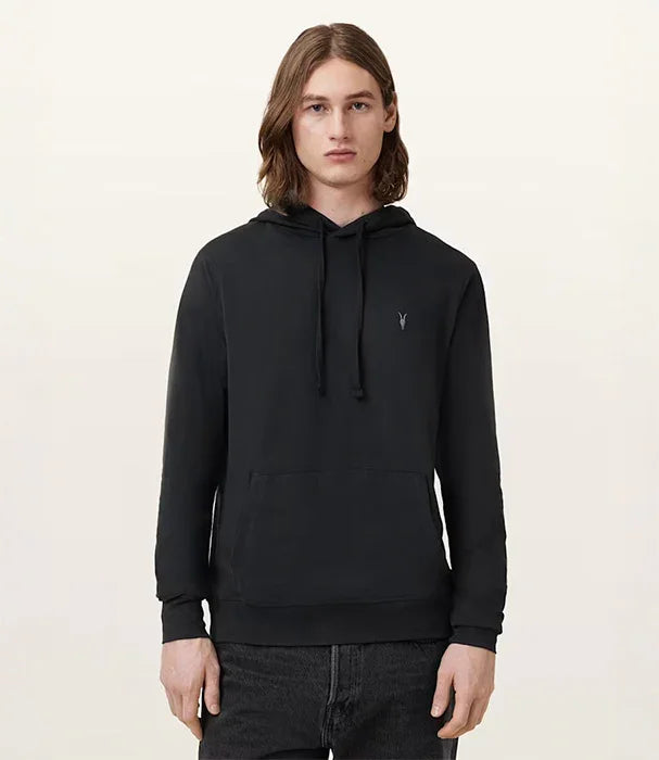 גבר לובש קפוצ׳ון שחור עם לוגו קטן, אופנה מודרנית מ-CHOZEN, קבוצת אלפא