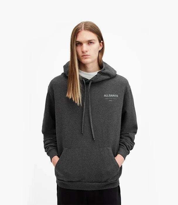 דגם גבר בלבוש קפוצ׳ון אפור כהה עם כיתוב ALLSAINTS, אופנת מותגים ב-CHOZEN