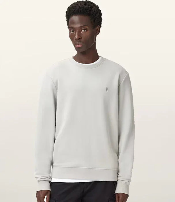 גבר לובש סווטשירט אפור בהיר של CHOZEN, צילום אופנה על רקע בהיר