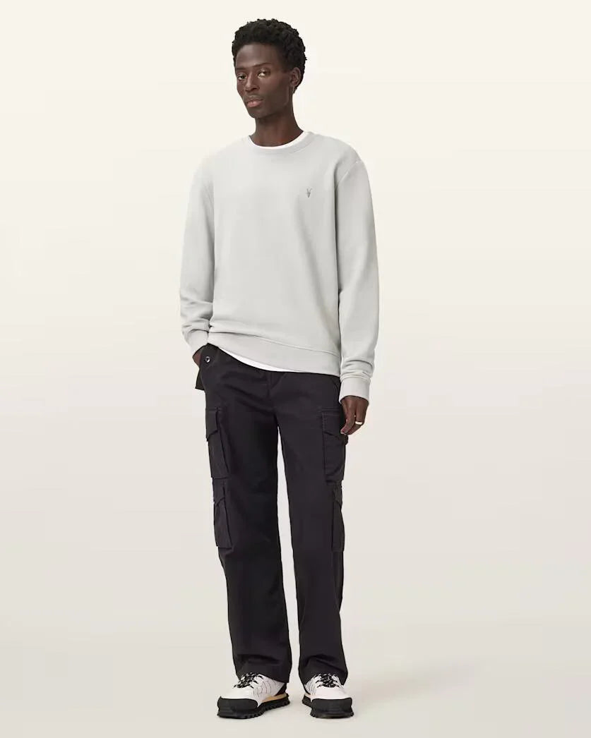 גבר עם סווטשירט אפור ומכנסי קארגו שחורים, צילום אופנה CHOZEN, אופנה עכשווית לגבר