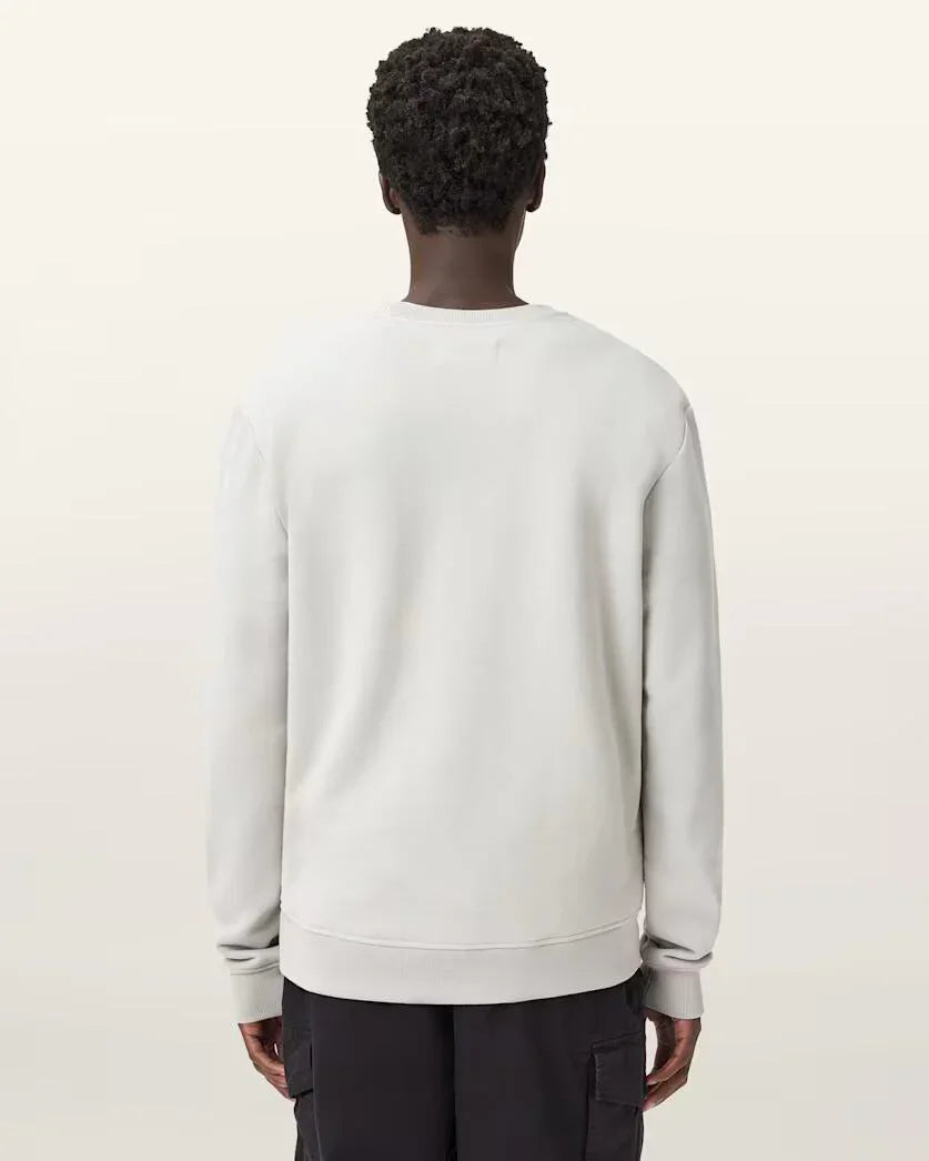 גבר לובש סווטשירט אפור בהיר מבית CHOZEN, צילום גב על רקע ניטרלי