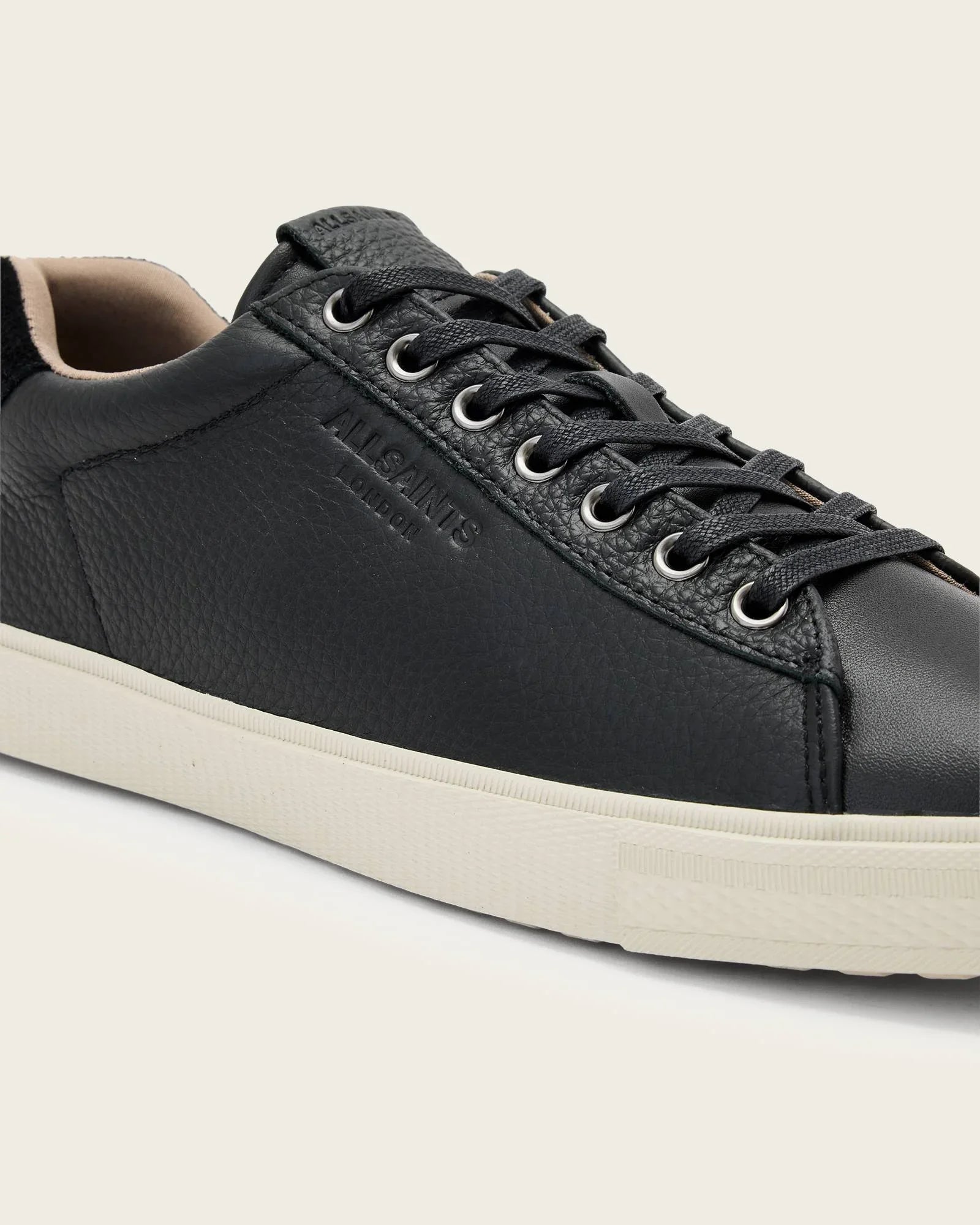 סניקרס עור שחורות עם שרוכים ולוגו מוטבע, סוליה לבנה, אופנת גברים