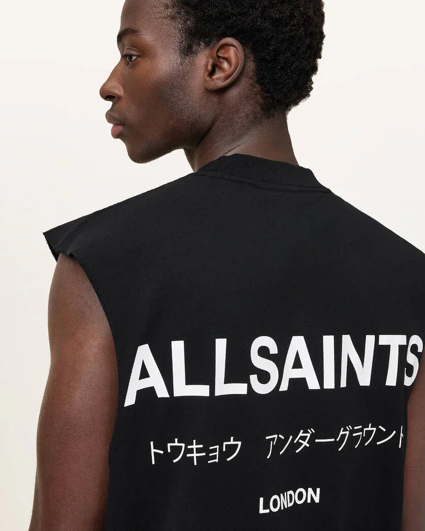 דגם גבר עם חולצת ALLSAINTS שחורה, כתובת לונדון, אופנת רחוב ביבוא קבוצת אלפא