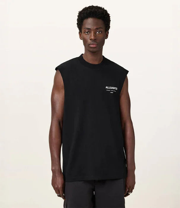 גבר לובש גופיית אלסיינטס שחורה, אופנה טרנדית CHOZEN, יבואן רשמי קבוצת אלפא