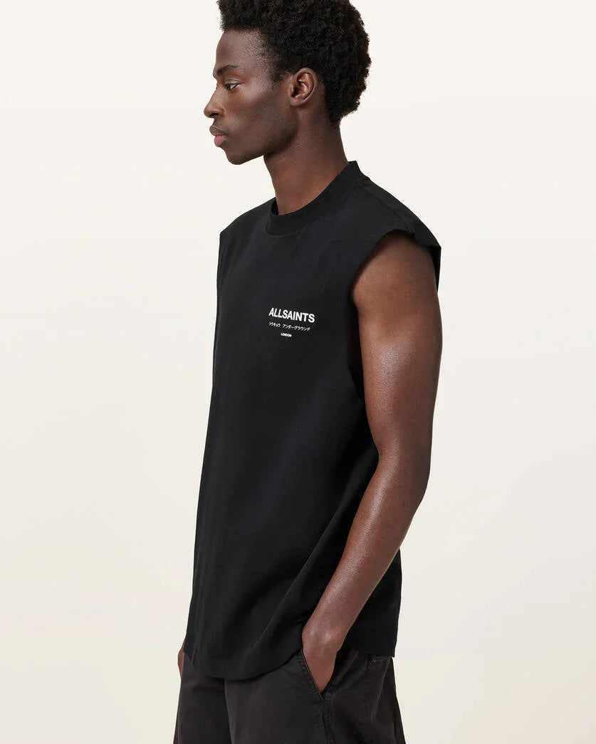 גבר לובש גופיית ALLSAINTS שחורה, אופנה טרנדית CHOZEN, צילום באולפן אלפא
