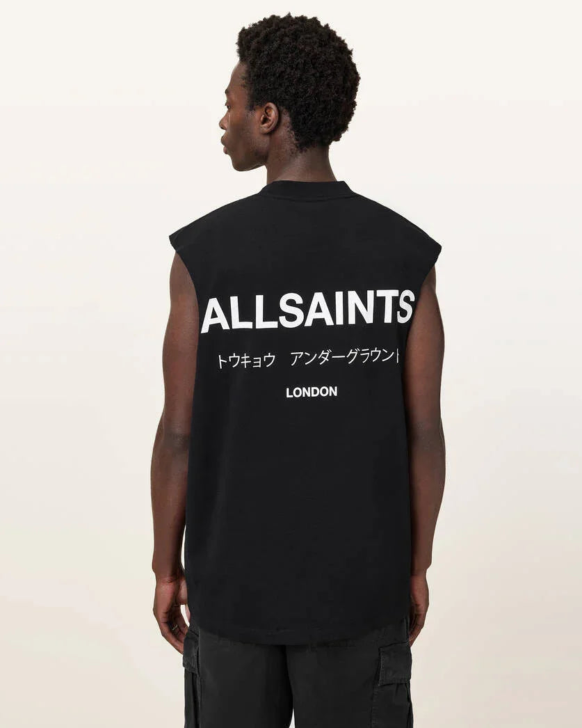 גבר לובש גופיית ALLSAINTS שחורה עם כיתוב לבן, מותג מוביל ב-CHOZEN