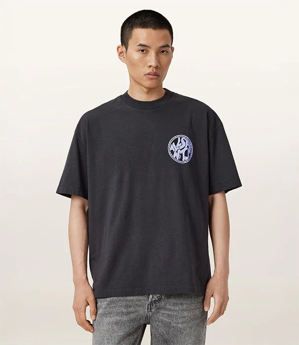 דוגמן עם חולצת טי שירט שחורה עם הדפס גרפי סגול של מותג CHOZEN, אופנת גברים קז'ואל