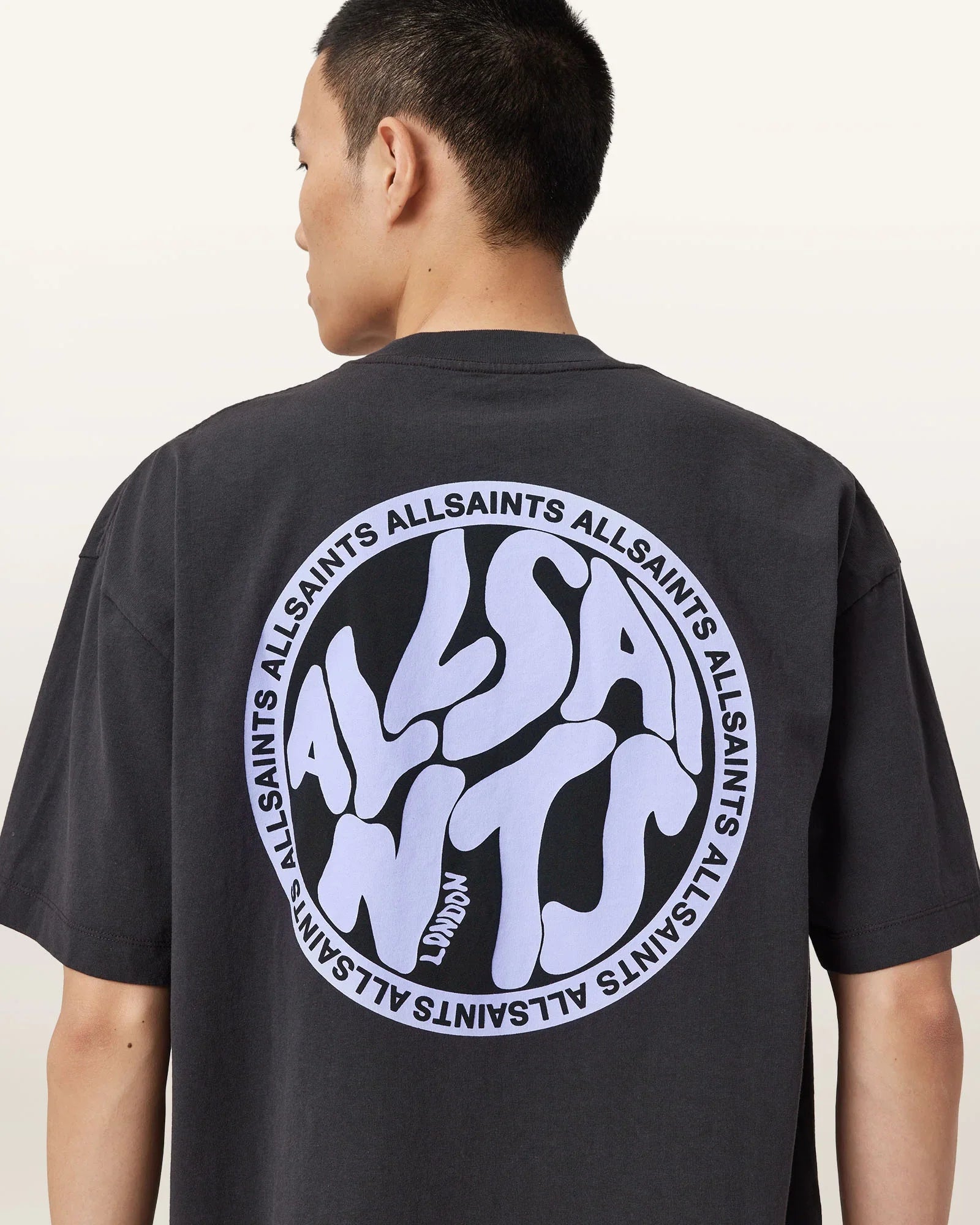 גבר לובש חולצת ALLSAINTS שחורה עם הדפס עיגול גדול מאחור, אופנה לגבר מותגים בינלאומיים CHOZEN