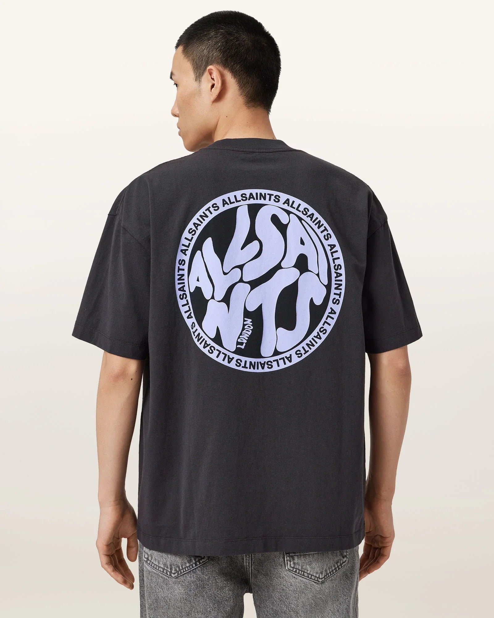 גבר לובש חולצת טי שחורה עם הדפס ALLSAINTS בגב, אופנת רחוב מותגי CHOZEN
