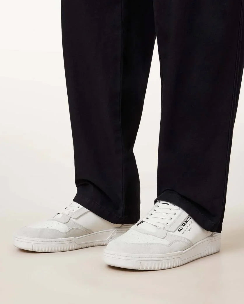 נעלי סניקרס לבנות של ALLSAINTS, סטייל אופנתי לגברים, צולם על רקע בהיר, CHOZEN מותגים מובילים