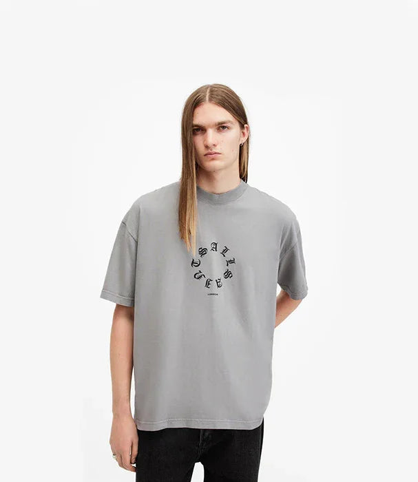 דגם לייף סטייל גבר בחולצת טי שירט אפורה עם כיתוב עגול, אופנת CHOZEN מותגים מובילים