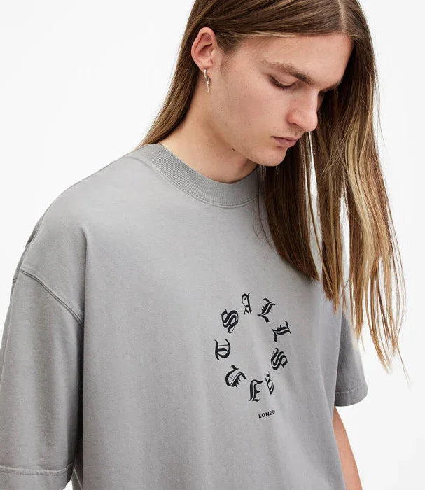 דוגמן לובש חולצת טי אפורה עם הדפס לוגו עגול של מותג טרנדי, CHOZEN, צילום אופנה רשמי