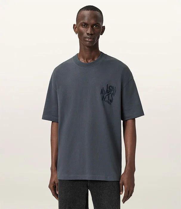 גבר לובש חולצת טי אפורה עם הדפס לוגו על החזה, אופנת גברים CHOZEN