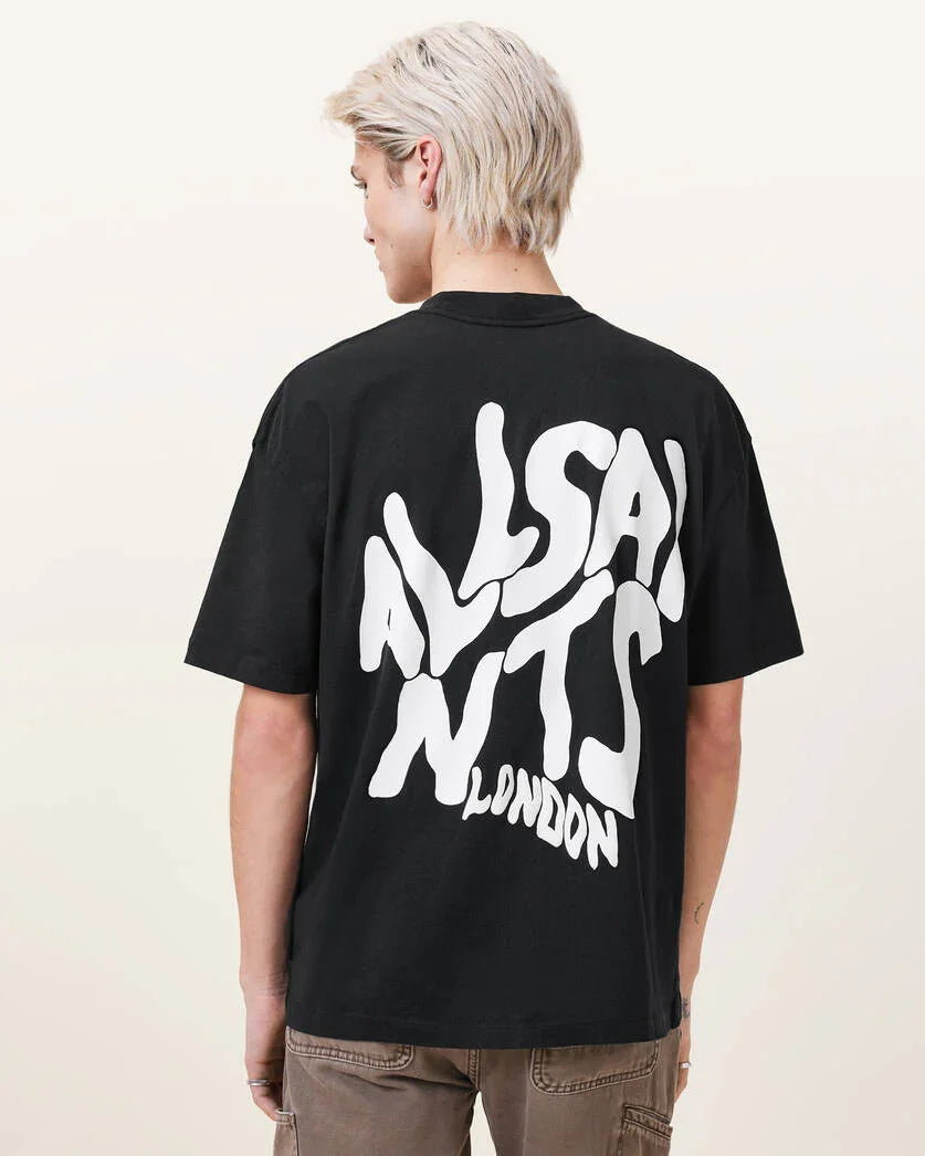 גבר עם חולצת ALLSAINTS לונדון שחורה, פריט אופנה טרנדי מהמותגים ב-CHOZEN