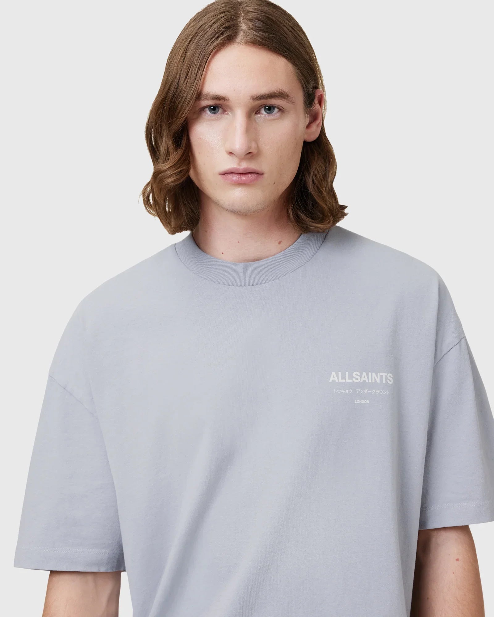דוגמן בחולצת טי אפור בהיר של ALLSAINTS, אופנת גברים יוקרתית ב-CHOZEN