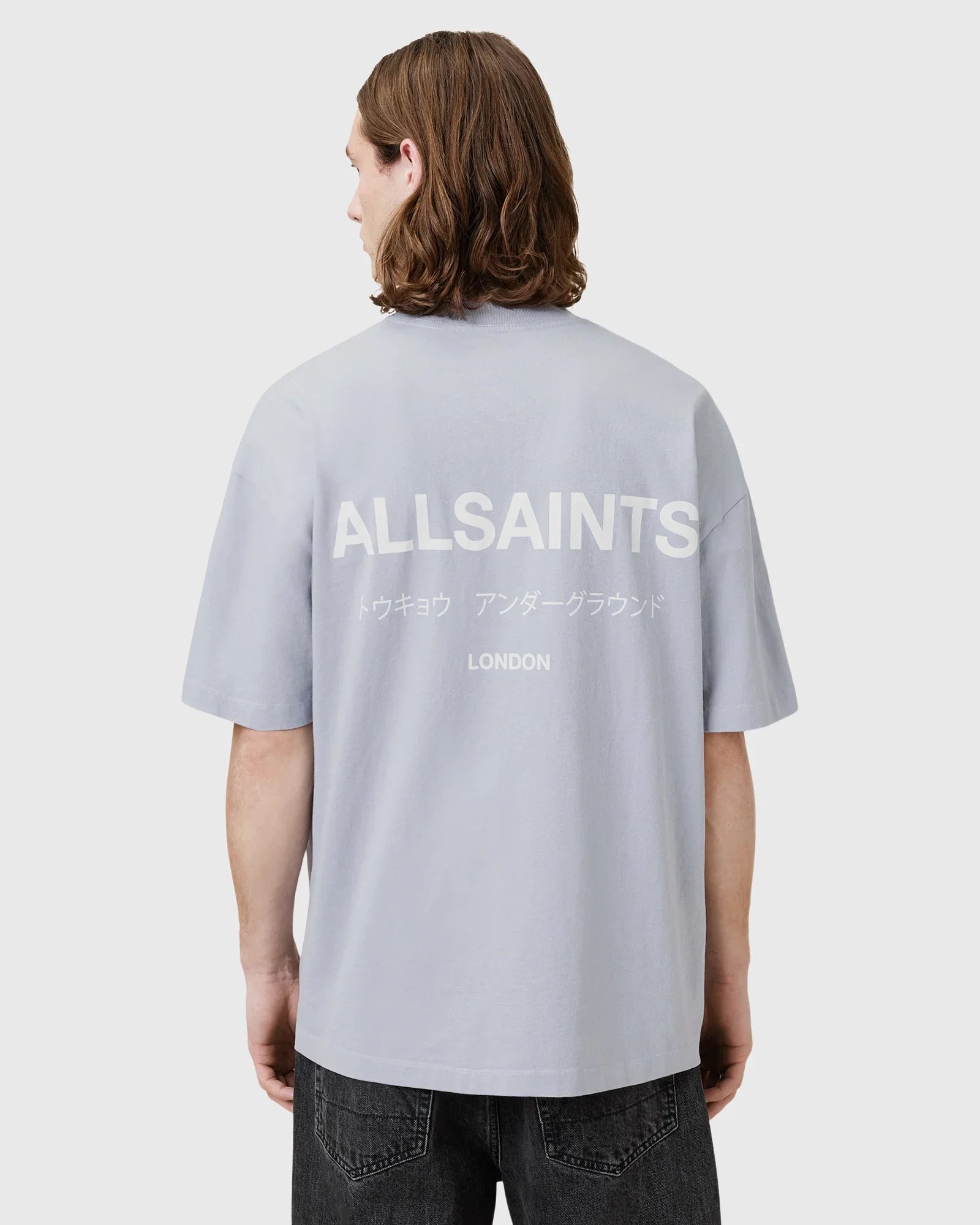 גבר עם חולצת ALLSAINTS אפורה, מותג אופנה בינלאומי ב-CHOZEN, צילום גב