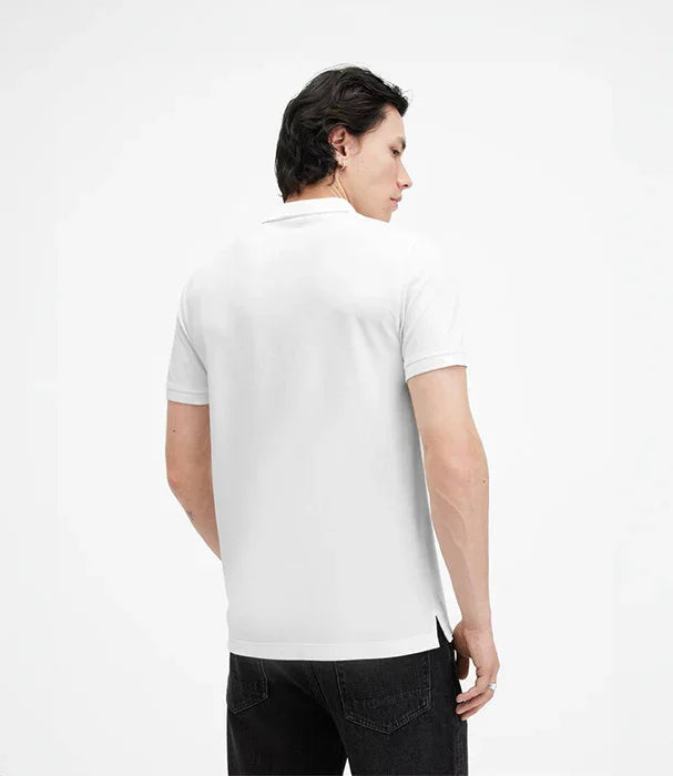 איש לובש חולצת פולו לבנה של CHOZEN, גזרה מודרנית, רקע לבן