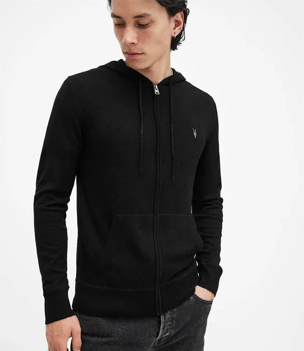 גבר עם קפוצ'ון שחור טרנדי מבית CHOZEN, אופנה עכשווית, צילום על רקע לבן