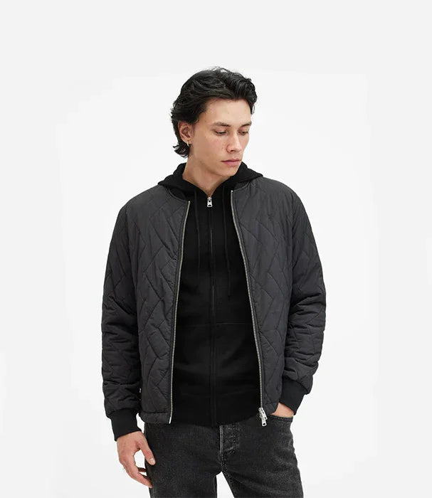 גבר לובש ג'קט מרופד שחור אופנתי מבית CHOZEN, רקע לבן, אופנת גברים מודרנית